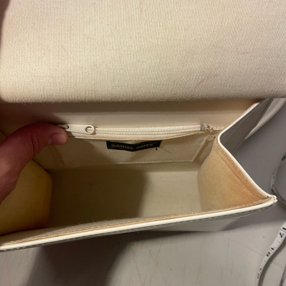 Daniel Ames Elegant White Crossbody Bag with tortoiseshell accents - Picture 6 of 9
